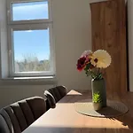 Livemore24 - Space In Wlan - Smart-tv - 24-7 Check-in Und Kueche * Oberhausen (North Rhine-Westphalia)