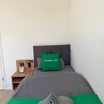 Livemore24 - Space In Wlan - Smart-tv - 24-7 Check-in Und Kueche Apartmán Oberhausen (North Rhine-Westphalia)