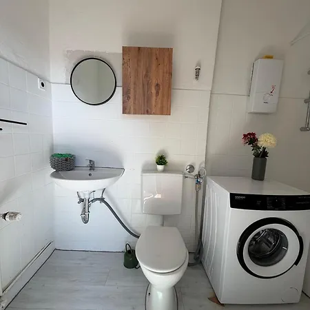 Livemore24 - Space In Wlan - Smart-tv - 24-7 Check-in Und Kueche * Oberhausen (North Rhine-Westphalia)