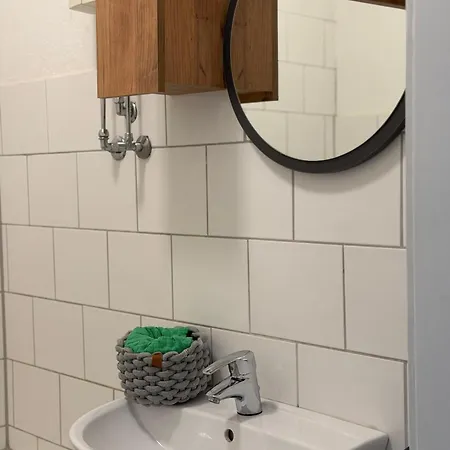 Livemore24 - Space In Wlan - Smart-tv - 24-7 Check-in Und Kueche * Oberhausen (North Rhine-Westphalia)